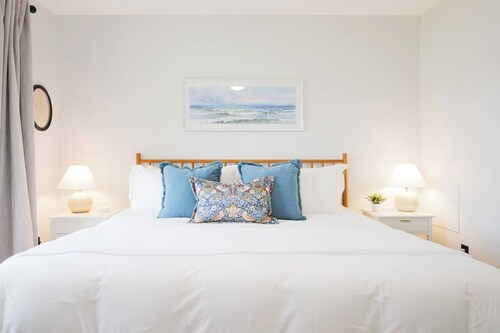 Lakefront Townhome • King Beds • 3 TVs • Pets Ok