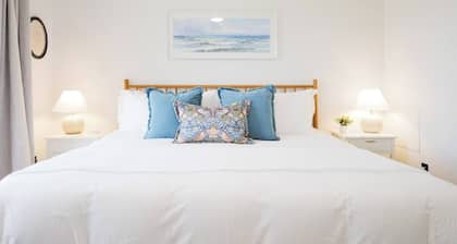 Lakefront Townhome • King Beds • 3 TVs • Pets Ok