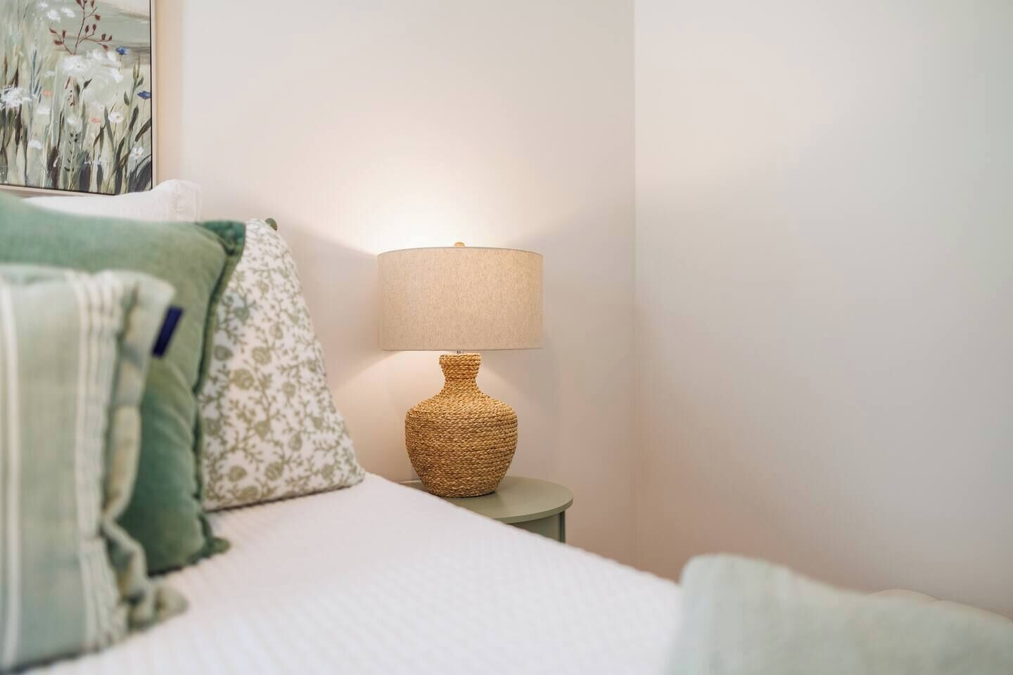 Tabla de planchar con plancha, wifi, ropa de cama