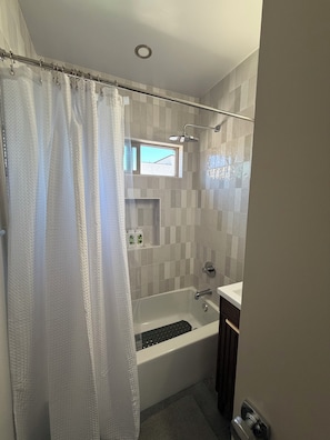 Sèche-cheveux, serviettes fournies, savon, papier toilette