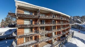 A multi-story hotel with balconies and a snowy landscape. - Apartment for 6 people at the base of the slopes: L'Ecrin des Neiges (Chamrousse)