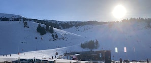 A ski resort with a chairlift, a small building with a sign, and a clear sky. - Apartment for 6 people at the base of the slopes: L'Ecrin des neiges *** (Chamrousse)