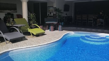 Vila, 4 quartos, para fumantes, piscina particular | Piscina | Piscina interna