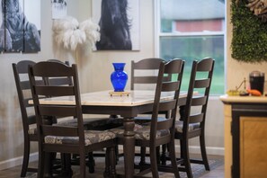 Dining - Min to the Springs• Fenced Yard • Fire Pit • Walk to Downtown • Pets (High Springs)