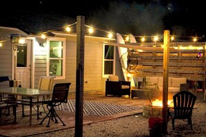 Outdoor dining - Min to the Springs• Fenced Yard • Fire Pit • Walk to Downtown • Pets (High Springs)