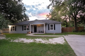Exterior - Min to the Springs• Fenced Yard • Fire Pit • Walk to Downtown • Pets (High Springs)