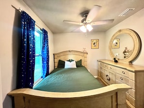 Room - Min to the Springs• Fenced Yard • Fire Pit • Walk to Downtown • Pets (High Springs)