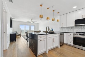 Private kitchen - Luxury Oceanfront Paradise in Madeira Beach (Madeira Beach)