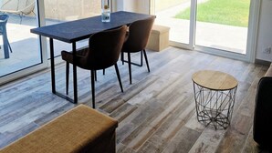 Ein modernes Interieur mit Essbereich, einer Bank und einem kleinen runden Tisch.