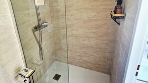 Dusche, Handtücher, Seife, Toilettenpapier