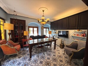 Living area - Historic Artistic House with Sea-View Terrace in Ayvalık (Balıkesir)