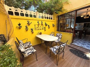 Outdoor dining - Historic Artistic House with Sea-View Terrace in Ayvalık (Balıkesir)