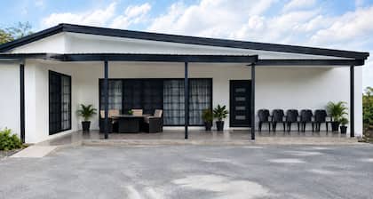 CJ Talofa Lava 3BR Villa - Historic Lava Fields Island Getaway