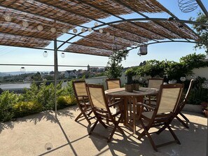 Outdoor dining - Casa dos Fiais - Bespoke Luxury Retreat with Hot Tub & Stunning Sunset Views (Coimbra)