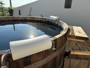 Outdoor spa tub - Casa dos Fiais - Bespoke Luxury Retreat with Hot Tub & Stunning Sunset Views (Coimbra)