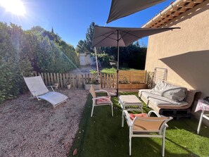 A patio with outdoor furniture, a pergola, and a wooden fence. - Two-bedroom apartment with a pool and garden—between Aix-en-Provence and the Luberon—perfect for families! (Pertuis)