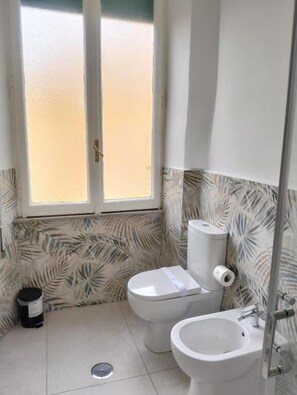 A bathroom with a toilet, bidet, and sink. - Metanoia Stays Prati (Rome)