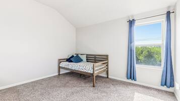 Tabla de planchar con plancha, wifi y ropa de cama