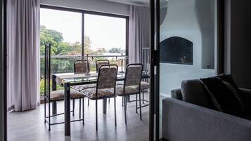 Departamento, 3 habitaciones, patio | Balcón