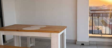 Appartement, 2 chambres, balcon | Restauration en plein air