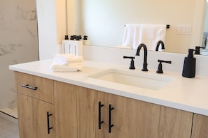 Dusche, Haartrockner, Handtücher, Seife