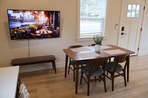 Dining - Cozy Home In Downtown / Near Waterfront & PDX (Vancouver)