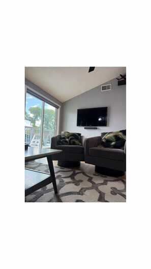 Smart TV - Relaxing 3-bedroom lakehouse on Lake Placid. (Seguin)