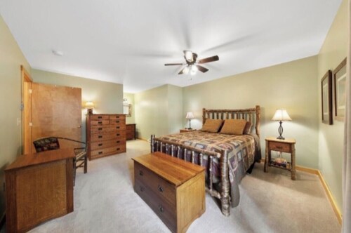 The Harbors -
Stay on the shores of Lake Placid and only a 3min walk to town!