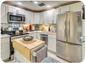 Private kitchen - 'Palm Bungalow' Near Downtown St Augustine & Beaches! (St. Augustine)