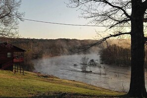A riverside view with a house and a tree. - Riverfront Eagle Cabin: Private Kings River Access, 15 Min to Eureka Springs (Berryville)