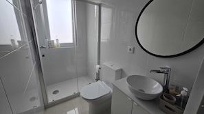 Dusche, Haartrockner, Handtücher, Seife