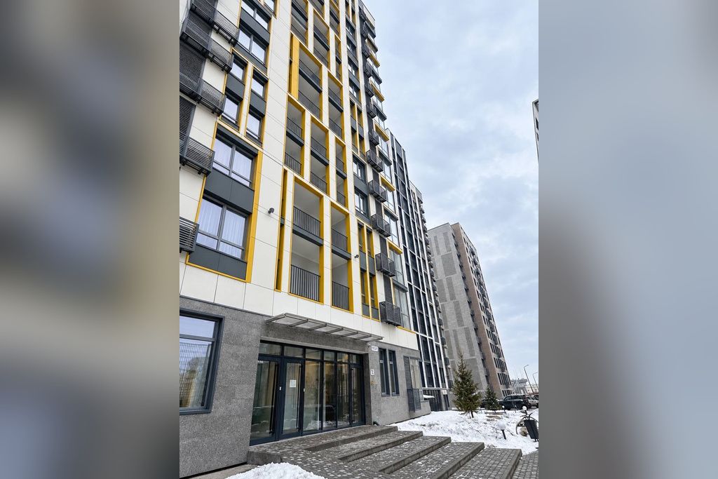Un edifici de diverses plantes amb un disseny arquitectònic modern, que combina balcons i finestres.