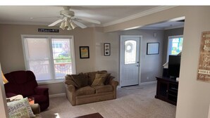 Living area - Marvelous 4-bedroom house with AC in charming Port Austin (Port Austin)