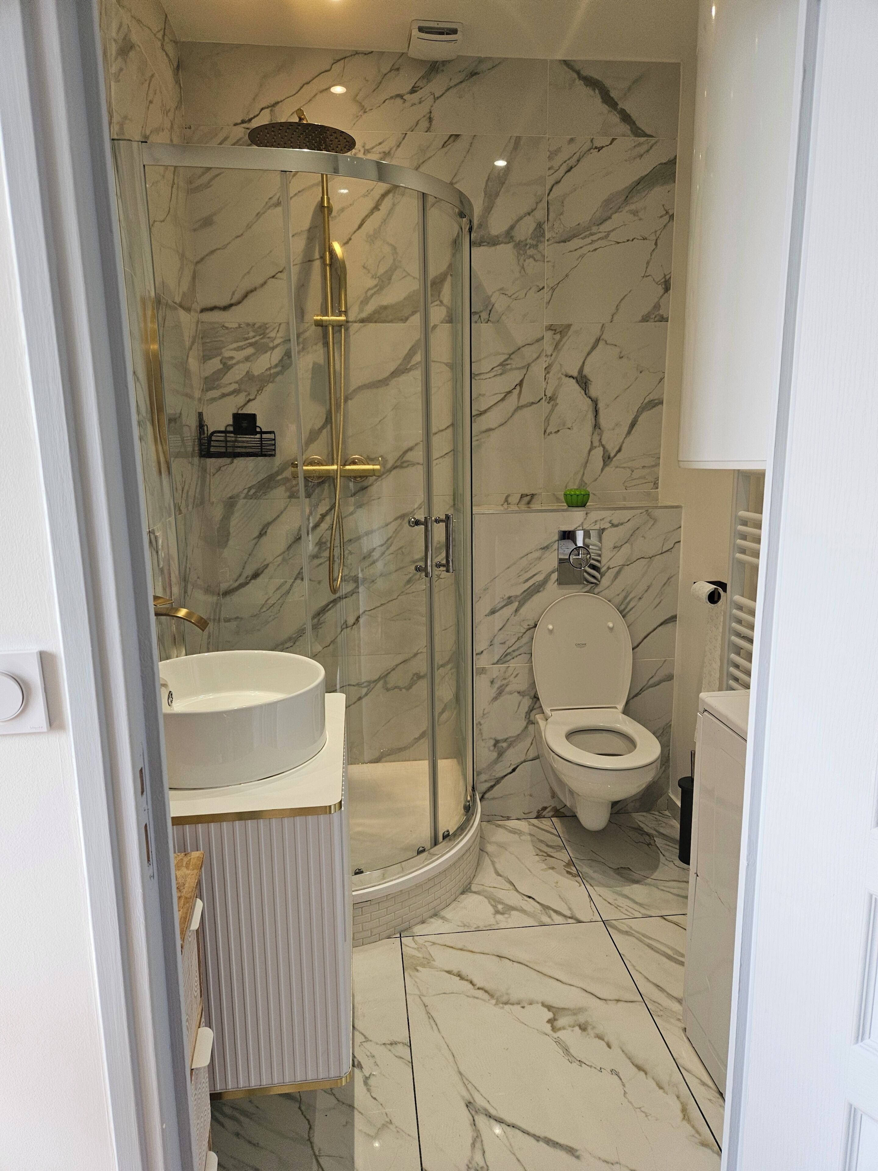 Douche, sèche-cheveux, serviettes fournies, savon