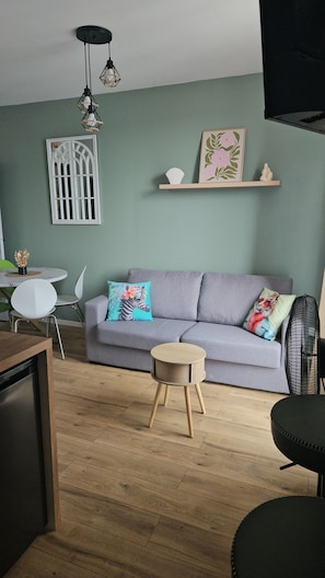 Living area - Renovated and well equipped apartment in the heart of Mers and close to the beach. (Mers-les-Bains)