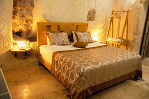 Deluxe Double or Twin Room, Patio, Garden View | Desk, soundproofing, iron/ironing board, WiFi (free) - Gazel Cave House (Ürgüp)