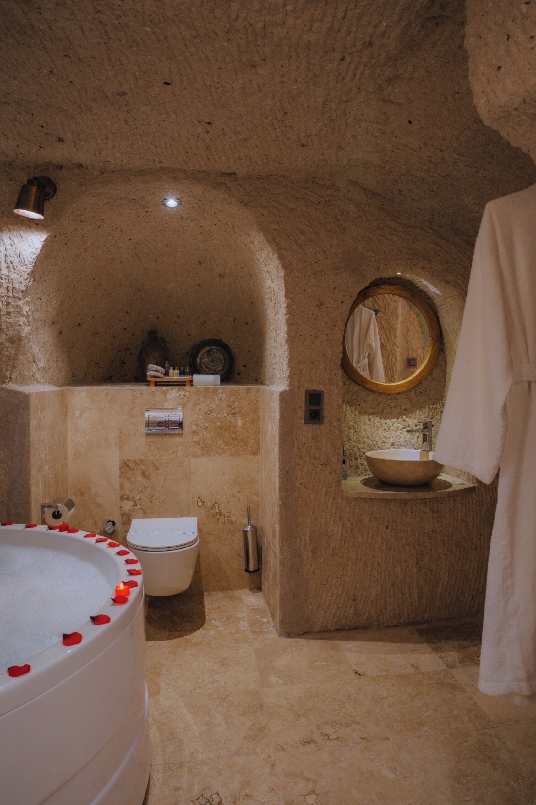 Un baño con una bañera independiente, un lavamanos y un inodoro.