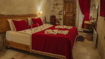 Standard Double Room, Patio, Garden View | Desk, soundproofing, iron/ironing board, WiFi (free)
