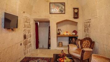 Deluxe Double or Twin Room, Patio, Garden View | Interior