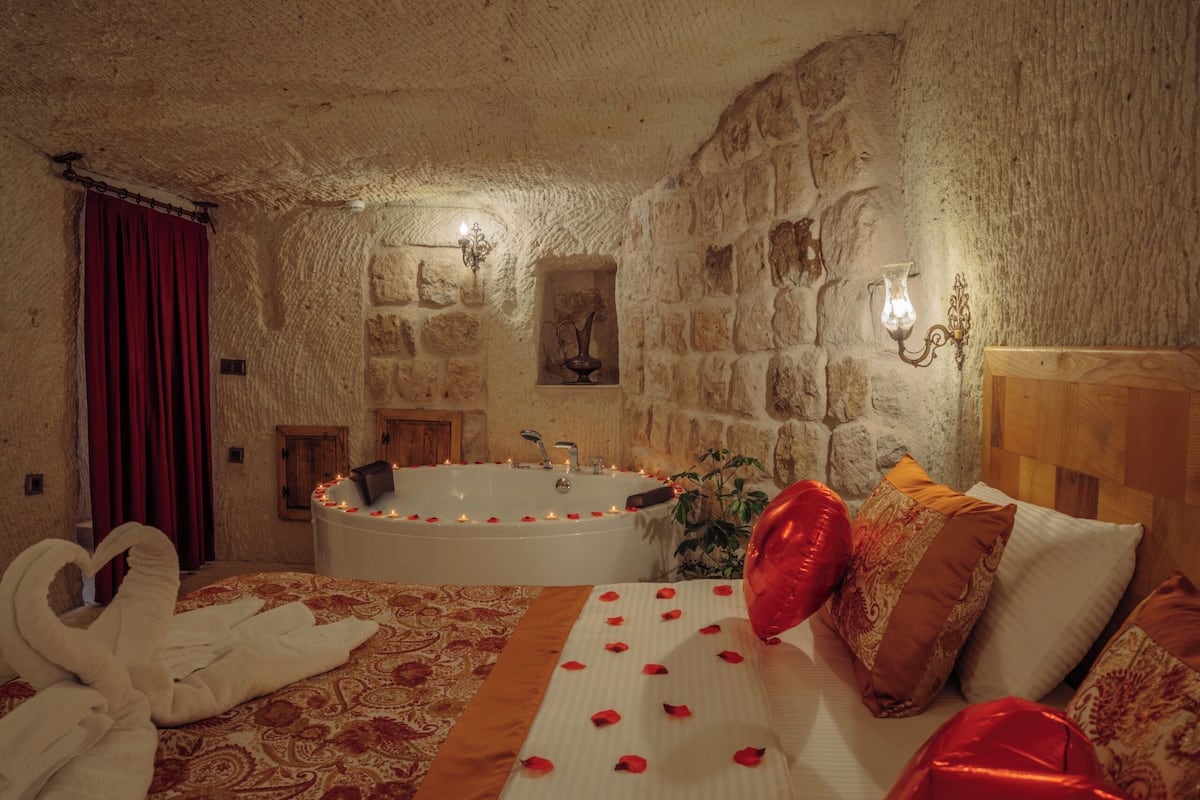 Deluxe Double or Twin Room, Patio, Garden View | Desk, soundproofing, iron/ironing board, WiFi (free)