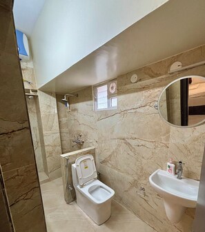 Superior tweepersoonskamer | Badkamer | Een douche, handdoeken, zeep, shampoo