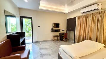 Superior Double Room, Balcony, City View | WiFi (free)