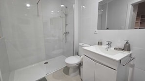Haartrockner, Bidet, Handtücher, Seife