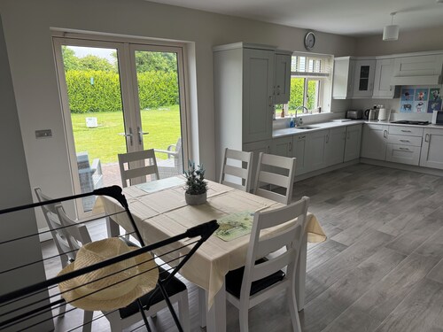 Modern 2-Bed Escape, Cashel, Aherlow & Galtees