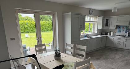 Modern 2-Bed Escape, Cashel, Aherlow & Galtees