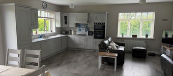 Modern 2-Bed Escape, Cashel, Aherlow & Galtees