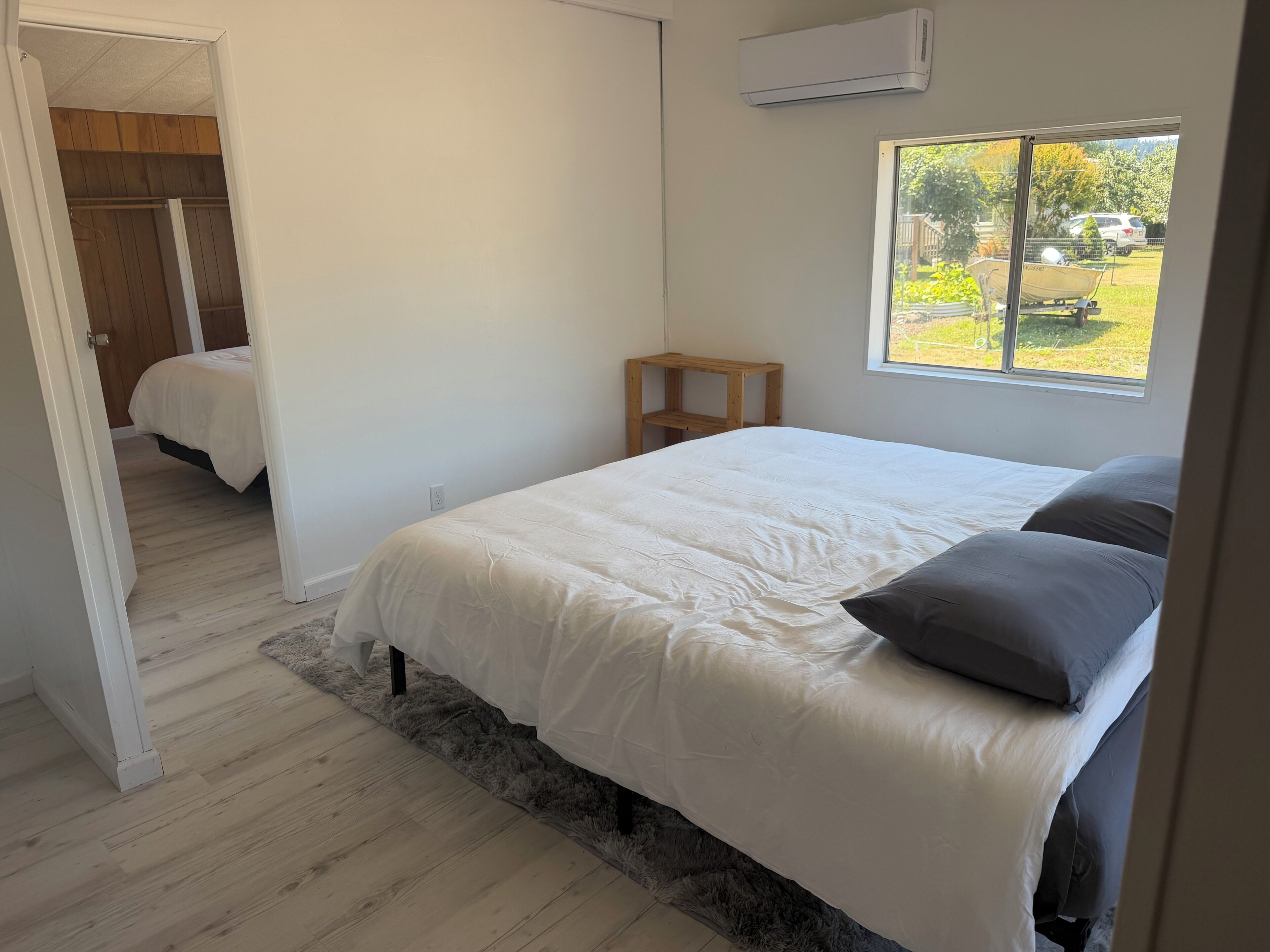 Quarto com cama, janela e vista para o exterior.