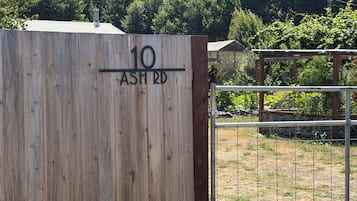 Une porte en bois avec une clôture en métal, un poteau en bois et un portail en métal.