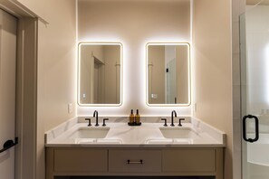 Presidential Room, City View | Bathroom - Haven Hotel (Boone)
