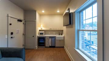 Presidential Room, City View | Private kitchen | Mini-fridge